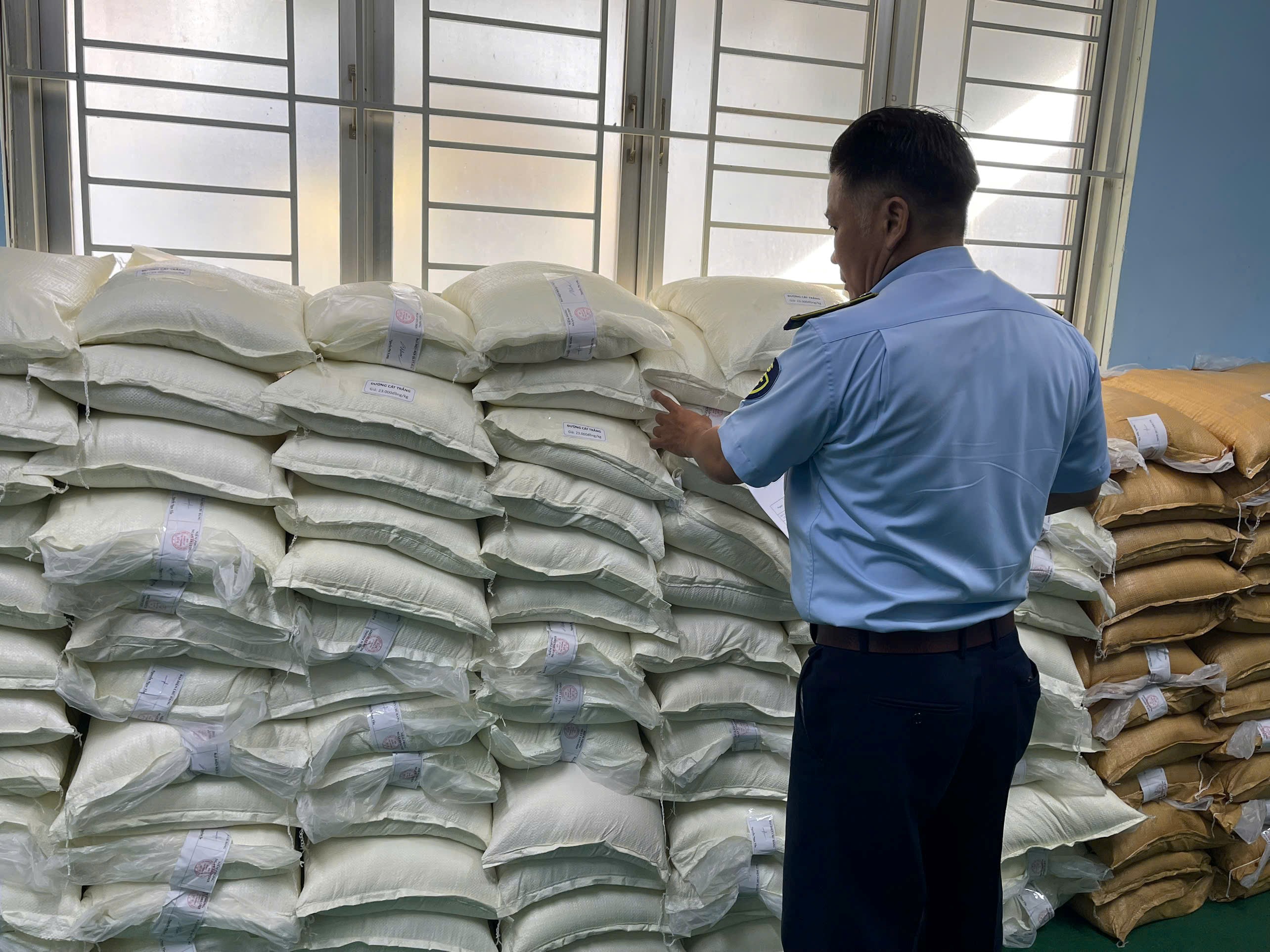 TP.HCM: Phát hiện, tạm giữ gần 2 tấn đường không rõ nguồn gốc, xuất xứ