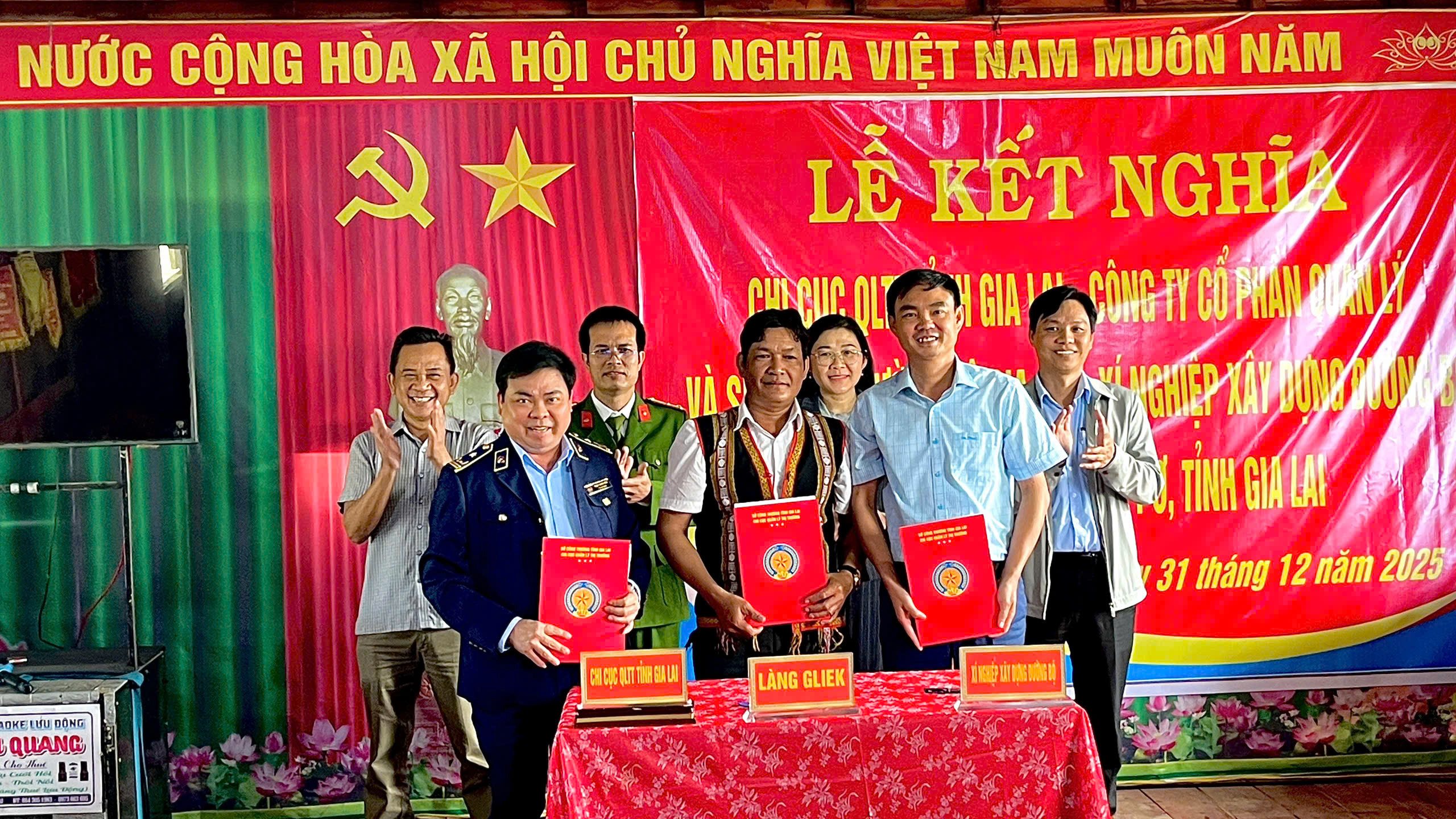 Chi cục QLTT tỉnh Gia Lai tổ chức Chương trình giao lưu, kết nghĩa với làng Gliek